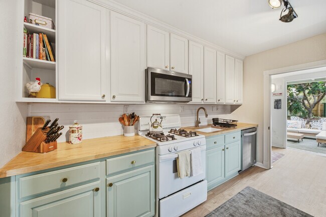 Building Photo - 117 S Palmway