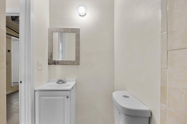 Building Photo - 5540 Lakewood Cir S