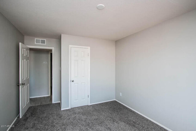 Building Photo - COMPLETELY REMODELED 4 BEDROOM, 2 BATH TEM...