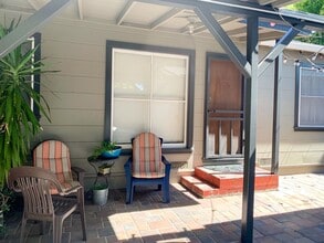 Building Photo - Charming Duplex Style 1 Bedroom 1 Bathroom Menlo Park Bungalow!