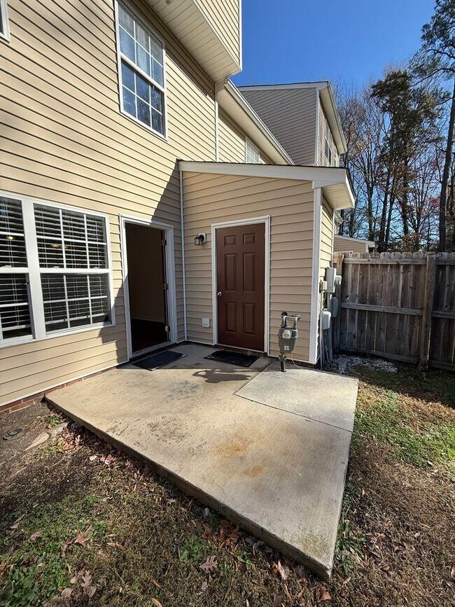 Building Photo - 3-bedroom 3.5 bath townhouse