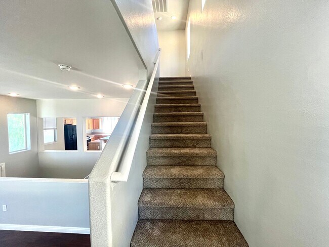 Building Photo - **$800 OFF MOVE IN BY 11/14/25**Spacious T...