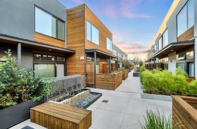 Building Photo - 2002 E 7th St