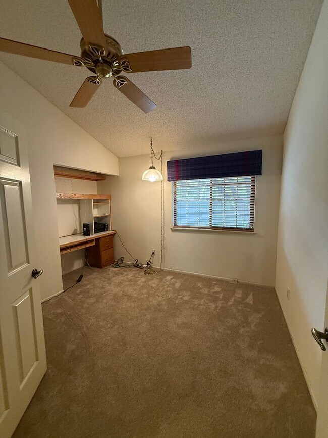 Building Photo - First time rental in a terrific East Simi Valley neighborhood.