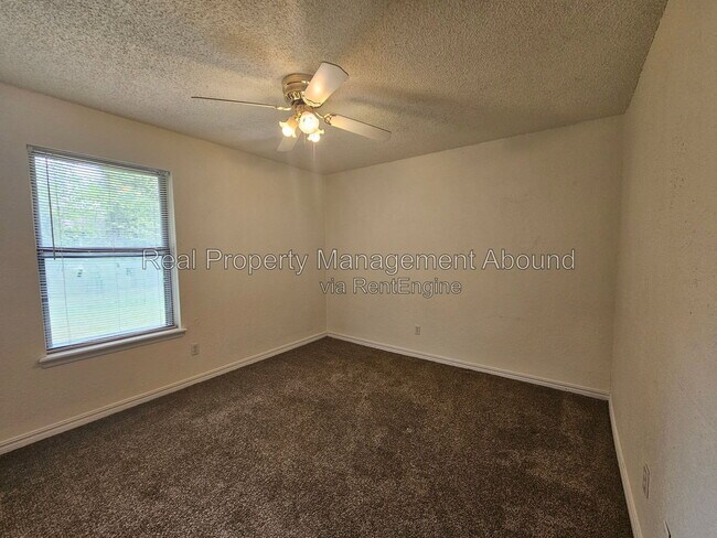 Building Photo - 8009 N 117th E Ave