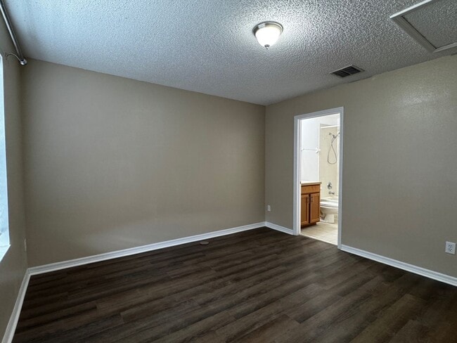 Building Photo - AVALON PARK 3br 3ba townhouse in Northwest...