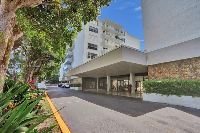 Building Photo - 10000 W Bay Harbor Dr