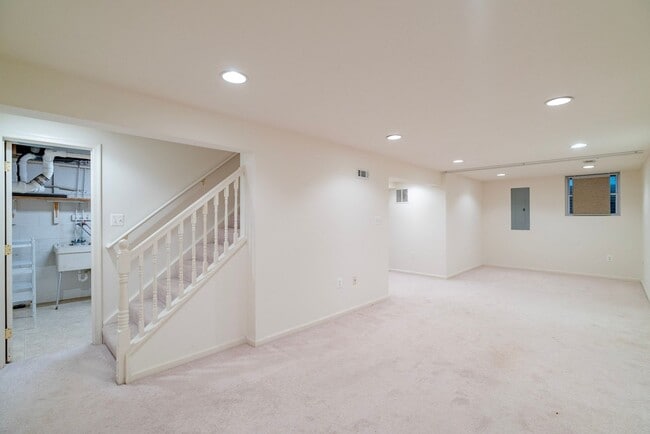 Building Photo - Fabulous 4 Bed 2.5 Bath Colonial With Pati...