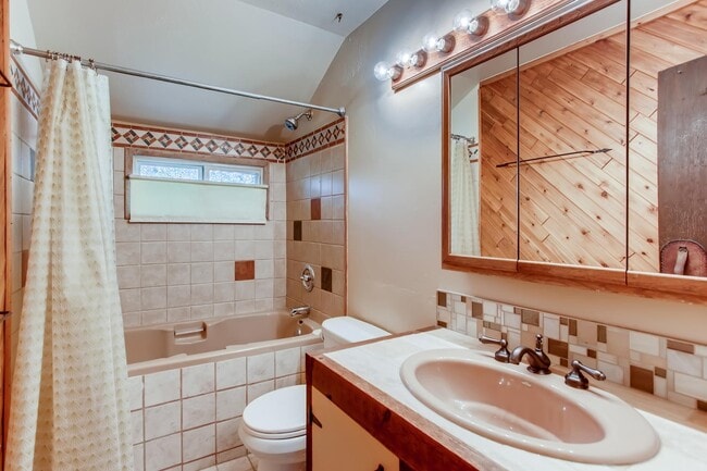 Building Photo - 1525 Crestmore Pl