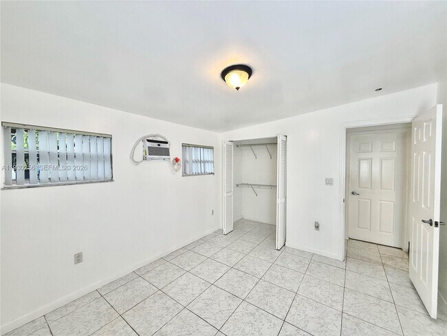 Building Photo - 1001 NW 23rd Ct