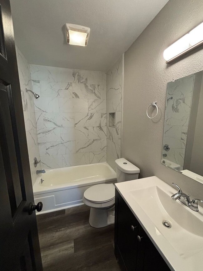 Building Photo - 1800 Fairlane-Move In Ready!