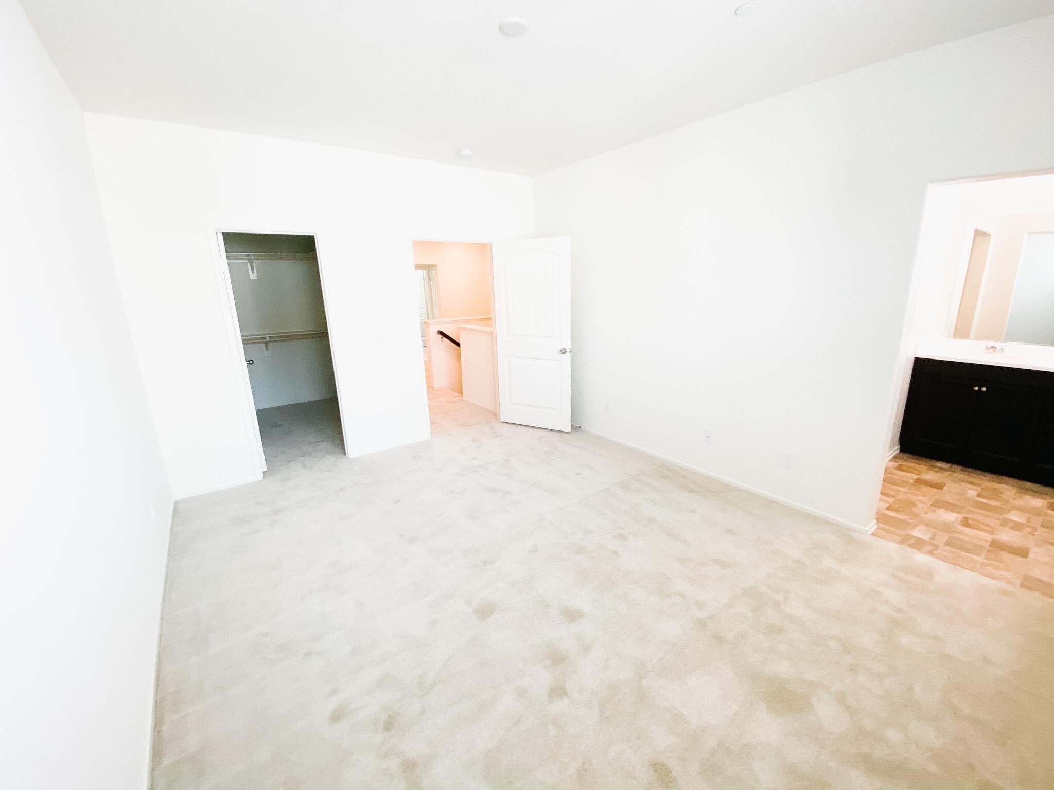 Building Photo - 30436 Town Square Dr