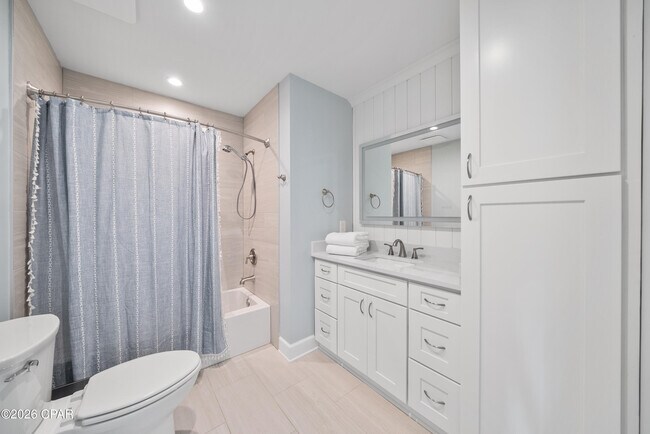 Building Photo - 121 Lakeside Cir