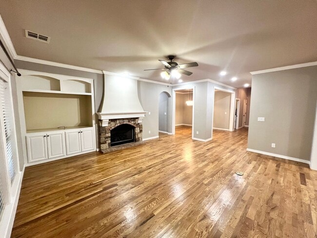 Building Photo - Stunning Home in Bixby Schools!