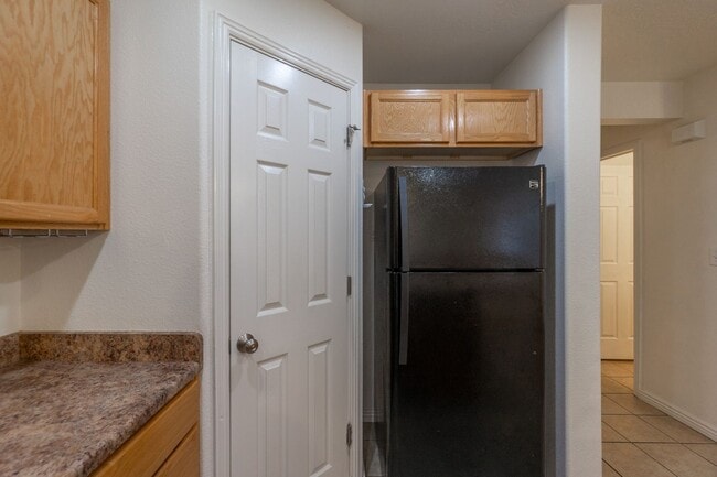 Building Photo - Hidden Valley Townhome For Rent!