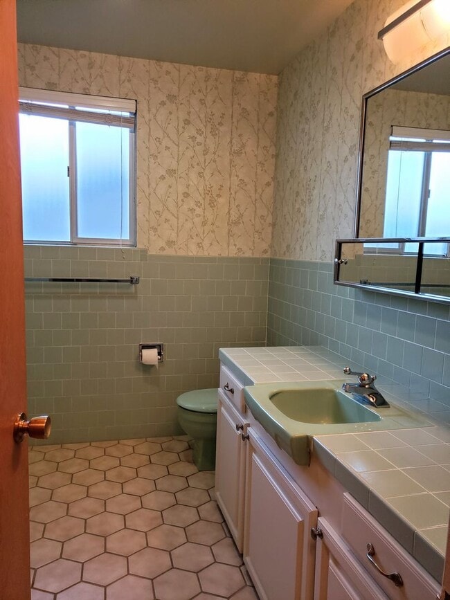 Building Photo - Mostly Furnished Bishop home with large living, dining space and a sun room.