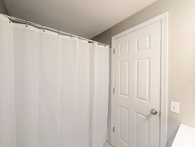 Building Photo - 2Bd/1.25Ba Lake Forest Park Condo