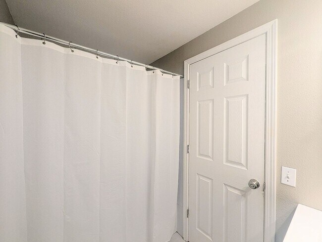Building Photo - 2Bd/1.25Ba Shoreline Condo