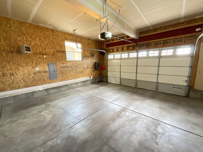 Building Photo - 4 Bedroom Home Available Near Marksheffel ...