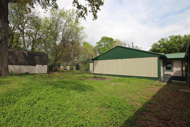 Building Photo - Coming Soon! 3 Bedroom 2 Bath in Bullard! Large Shop!