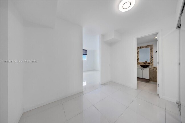 Building Photo - 1175 NE Miami Gardens Dr