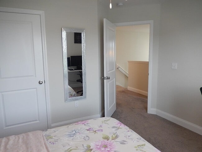 Building Photo - 2886 Fontana St