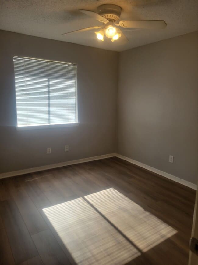 Building Photo - 3046 Mosby Dr