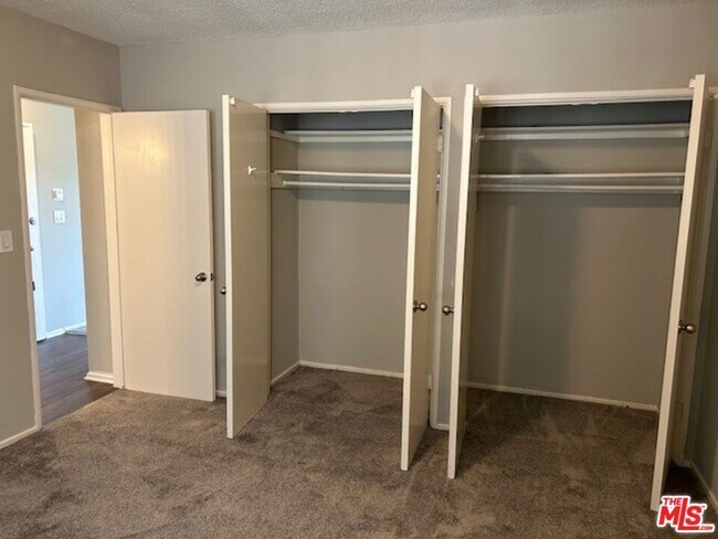 Building Photo - 1412 Barry Ave