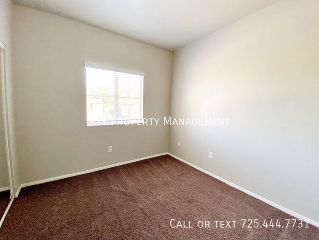 Building Photo - 3 BEDROOM 2 BATH CONDO WITH ATTACHED 2 CAR...