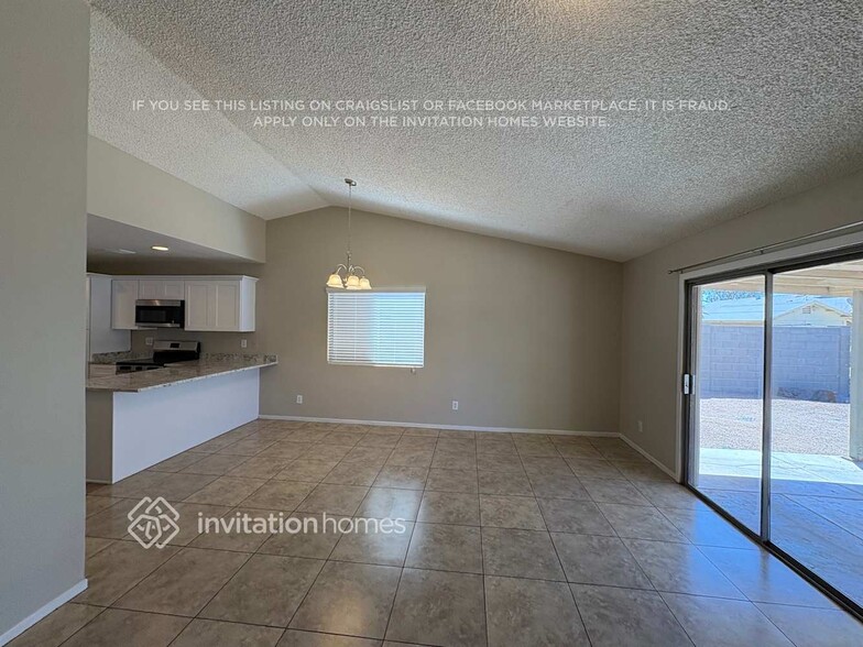 Building Photo - 8027 W Glenrosa Ave