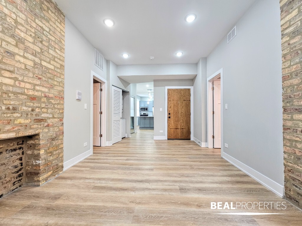 Building Photo - 428 W Belden Ave