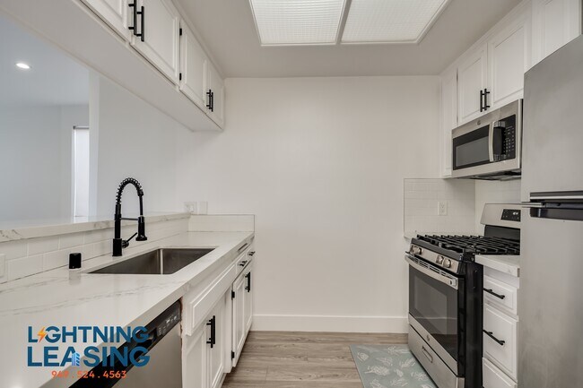 Building Photo - 15132 Magnolia Blvd