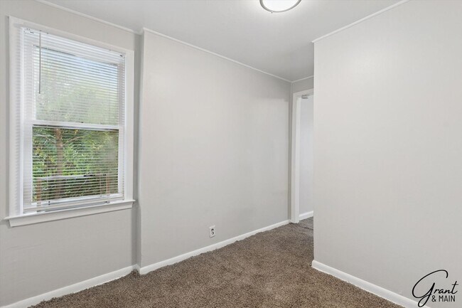 Building Photo - 3 Bed Bungelow $1200.00/mo