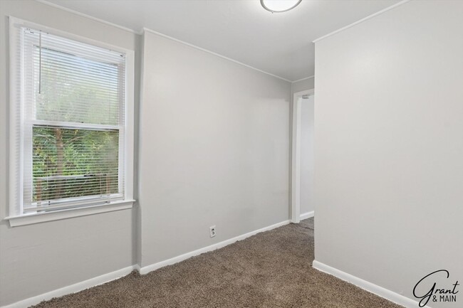 Building Photo - 3 Bed Bungelow $1300.00/mo