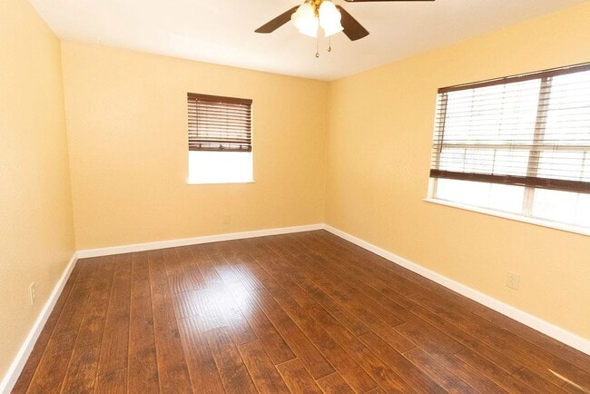 Building Photo - 910 N Carol Ave