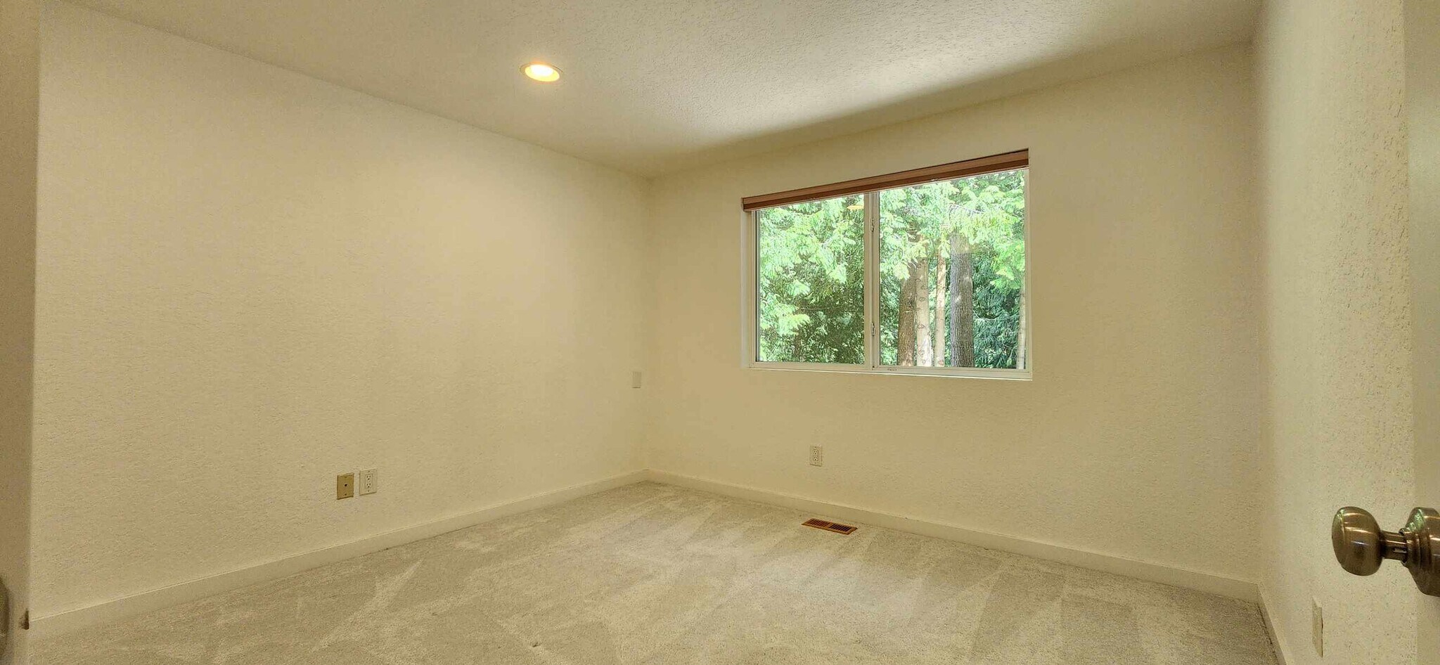 Building Photo - 2417 Sahalee Dr W