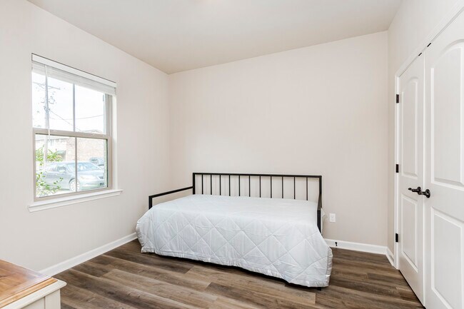 Building Photo - 2800 S Roth Ave