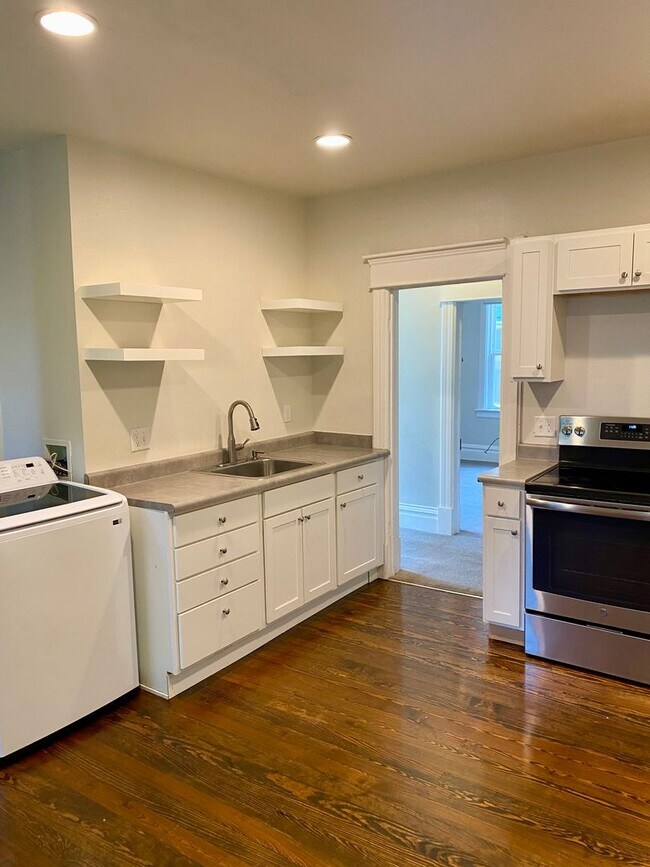 Building Photo - Spacious 4 bedroom Historic House - Available for Fall 2026-2027!