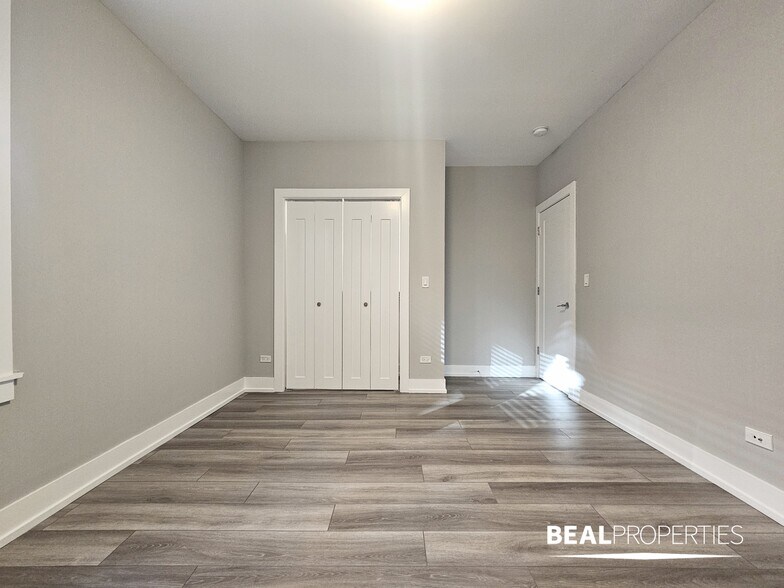 Building Photo - 3935 N Janssen Ave