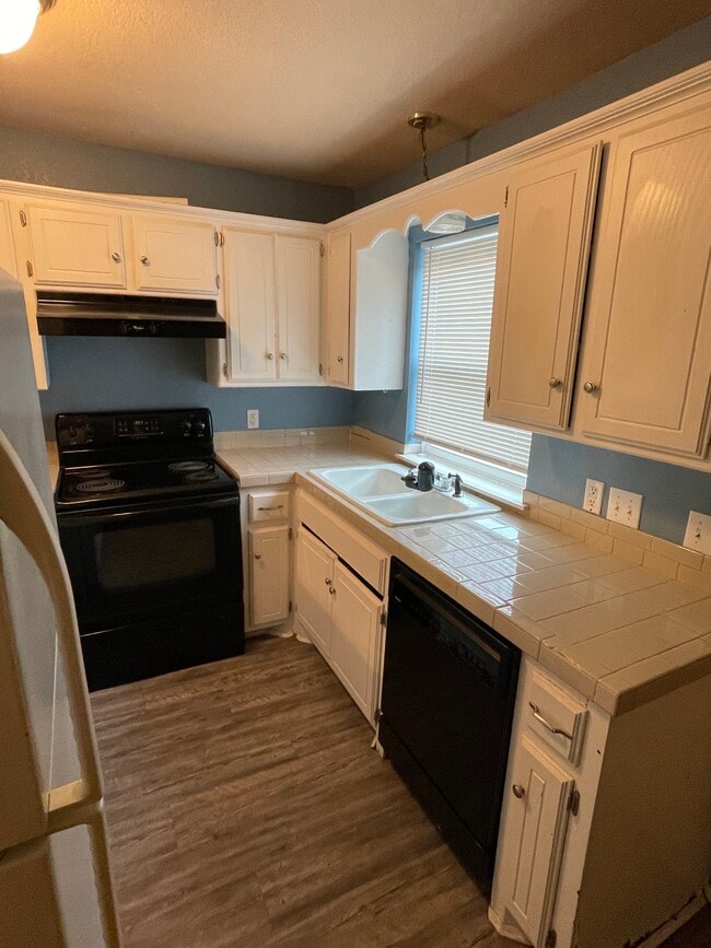 Building Photo - 1901 E Lindsey St