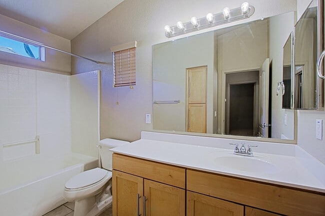 Building Photo - 2402 E 5th St