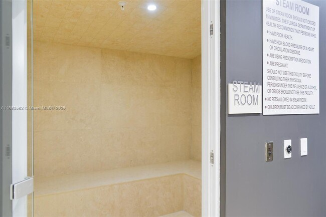 Building Photo - 1000 Brickell Plaza