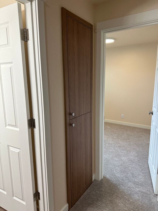 Building Photo - Beautifully updated 3 bedroom 1.5 bath dup...