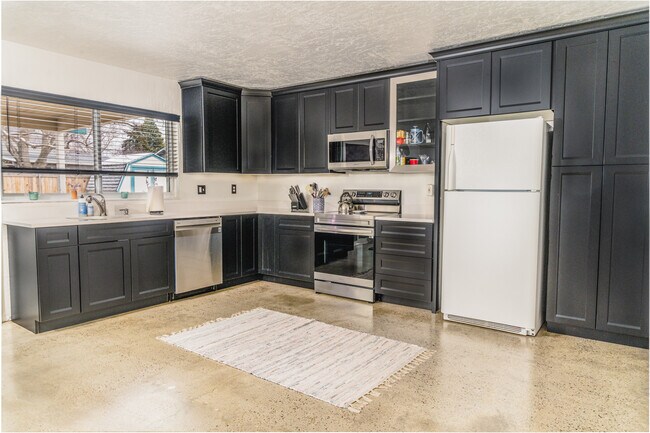 Building Photo - 4560 N Maple Grove Rd