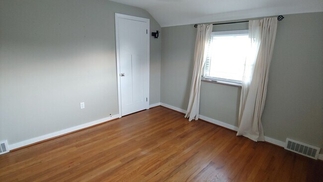 Building Photo - *Updated & Spacious 3BD/2BA Single-Family ...