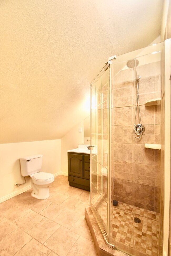 Building Photo - Spacious 5 Bedroom 3 Bathroom Home in Sandy!