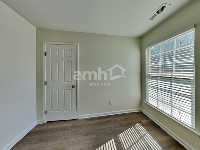 Building Photo - 1015 Farmingham Ln