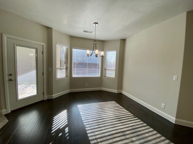 Building Photo - SPACIOUS HOME FOR RENT!