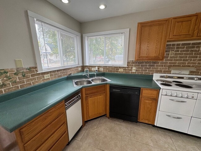 Building Photo - Charming 2 Bed, 1.5 Bath House with Ample ...