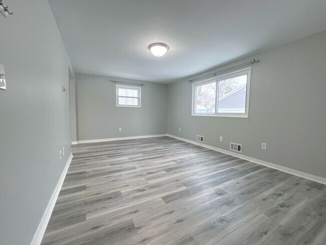 Building Photo - 424 Springville Ave